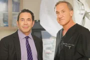 Die Chirurgen Dr. Paul Nassif (l.) und Dr. Terry J. Dubrow (r.) versuchen zu richten, was andere Schönheitschirurgen vermasselt haben ...