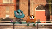 Gumball (li.) und Darwin (re.) verbringen ihre Pause im Schatten von Hector, dem Koloss.