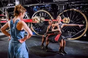 Choreografin Cathy Marston mit Sinthia Liz, Sveva Gargiulo.
