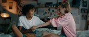 Felix (Junes Callaert) und Ella (Cécile Enthoven) necken sich.