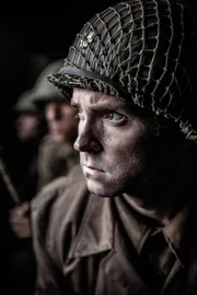 REENACTMENT- Leutnant Eads Hardaway und Soldaten des 120. US-Infanterieregiments verstecken sich in einem Haus in Mortain, Frankreich. Gespielt von: Harrison MacDonald.