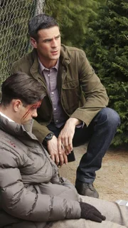 Jason Black (Jake Sandvig, l.) wird auf dem Heimweg überfallen und ermordet. Detective Don Flack (Eddie Cahill) steht vor einem Rätsel, denn aus der prall gefüllten Brieftasche des Opfers wurden genau 10.000 Dollar entnommen!