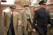 Die Partner Chuck (Mark Ruffalo, l.) und Teddy (Leonardo DiCaprio, M.) kommen auf Shutter Island an, wo sie das Verschwinden einer Patientin aus dem Ashecliffe Hospital f&uuml;r psychisch gest&ouml;rte Schwerverbrecher untersuchen sollen.