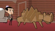 Mr. Bean begutachtet kritisch seinen selbst zusammengebauten Dinosaurier.