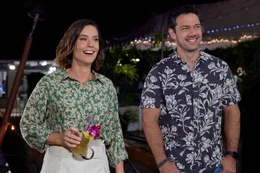Hannah (Ashley Williams, li.) und Josh (Ryan Paevey, re.) wurden beide vor dem Traualtar sitzen gelassen. Als sie sich im Park &uuml;ber den Weg laufen und dann sogar f&uuml;r ihre Flitterwochen im selben Urlaubsresort landen, lernen sie sich immer besser kennen.