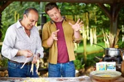 Gennaro Contaldo (l.) und Jamie Oliver kochen gemeinsam Ravioli Bolognese.