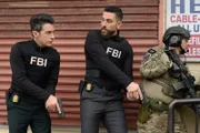 Special Agent Stuart Scola (John Boyd, l.); Special Agent Omar Adom 'OA' Zid (Zeeko Zaki, Mitte)