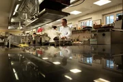 Chefkoch Hendrik Otto in der Küche des Sterne-Restaurants "Lorenz Adlon Esszimmer"