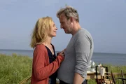 Lena (Sandra Borgmann, l.) hat sich in Mads (Rasmus Botoft, r.) verliebt, weiß aber noch nicht, ob sie länger als einen Sommer in Dänemark verbringen möchte.