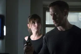 Ana de Armas (Joi), Ryan Gosling (K).