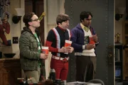 Leonard (Johnny Galecki, l.), Rajesh (Kunal Nayyar, r.) und Howard (Simon Helberg, M.) freuen sich auf einen Sommer ohne Sheldon. Doch zu früh gefreut, Sheldon hat einen Plan ...