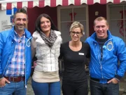 Die Trödelprofis Mauro Corradino (li.) und Otto Schulte (re.) mit Jenny (2.v.li.) und Katja