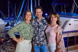 Hannah (Ashley Williams, li.) und Josh (Ryan Paevey, mi.) wurden beide vor dem Traualtar sitzen gelassen. Als sie sich im Park &uuml;ber den Weg laufen und dann sogar f&uuml;r ihre Flitterwochen im selben Urlaubsresort landen, lernen sie sich immer besser kennen.