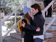 Während ein Abendessen anlässlich Richards Geburtstag im Desaster endet, bittet Rory (Alexis Bledel, l.) Jess (Milo Ventimiglia, r.), sie zum Winterfest zu begleiten ...