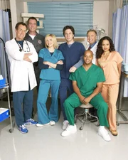 (5. Staffel) - Täglich fordert der Krankenhaus-Alltag den totalen Einsatz: J.D. (Zach Braff, M.), Turk (Donald Faison, 3.v.r.), Dr. Phil Cox (John C. McGingley, 2.v.r.), Hausmeister (Neil Flynn, 2.v.l.), Dr. Bob Kelso (Ken Jenkins, 2.v.l.), Elliot (Sarah Chalke, 3.v.l.), und Carla Espinosa (Judy Reyes, r.) ...