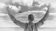 Miller winkt einem vorbeifliegenden amerikanischen Flugzeug, in der Hoffnung, gerettet zu werden.
