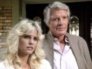 Die Tochter der verwitweten Doris West, Kelly Barrett (Jennifer Runyon), und der Nachbar der Familie Jack Hutchings (Robert Horton) sind erschüttert von der Nachricht des Todes von Evan West.