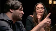 Ein Mann und eine Frau sitzen und lächeln beim Plaudern