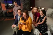 (v.l.n.r.) Oliver Otto (Daniel DiMaggio); Greg Otto (Diedrich Bader); Katie Otto (Katy Mixon); Taylor Otto (Meg Donnelly); Anna-Kat Otto (Julia Butters)