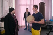 Easy (Lars Steinhöfel, l.) ist fassungslos, als er Paco (Milos Vukovic, M.) und Ringo (Timothy Boldt) sieht.