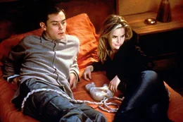 Auf der Flucht vor ihren m&ouml;rderischen Gegnern kommen sich die Gejagten, Allegra (Jennifer Jason Leigh) und Ted (Jude Law), allm&auml;hlich n&auml;her.