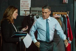 L-R: Patty Fenn (Julia Roberts) und Lee Gates (George Clooney)