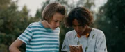 Felix (Junes Callaert) und Ella (Cécile Enthoven) starren aufs Handy.
