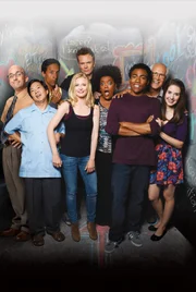 (3. Staffel) - Community - Eine ganz spezielle Lerngruppe: (v.l.n.r.) Dean Pelton (Jim Rash), Senor Chang (Ken Jeong), Abed Nadir (Danny Pudi), Britta Perry (Gillian Jacobs), Jeff Winger (Joel McHale), Shirley Bennett (Yvette Nicole Brown), Troy Barnes (Donald Glover), Pierce Hawthorne (Chevy Chase) und Annie Edison (Alison Brie) ...