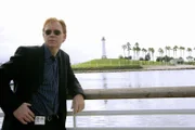 Ein merkwürdiger Mord stellt Lt. Horatio Caine (David Caruso) vor ein Rätsel: Mitten am Tag wird in Miami ein Mann durch ein japanisches Schwert in zwei Stücke zerteilt...