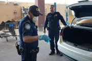 Zwei CBP-Beamte bereiten sich darauf vor, das Fahrzeug eines Verdächtigen zu zerlegen, um nach versteckten Schmuggelwaren in El Paso, Texas, zu suchen. (National Geographic)