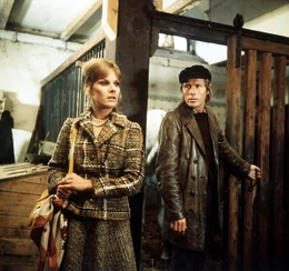 Brigitte Voss (Heidi Br&uuml;hl, links), die nach 20 Jahren auf den Immenhof zur&uuml;ckkehrt, wird von dem neuen P&auml;chter des Hofes Alexander Arkens (Horst Janson) nicht sehr freundlich empfangen.