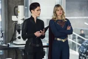 Alex Danvers (Chyler Leigh, l.); Kara alias Supergirl (Melissa Benoist, r.)