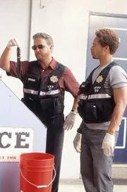 In einer Eismaschine finden Gil (William Petersen, l.) und Warrick (Gary Dourdan) die Tatwaffe.