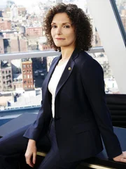 Captain Sarah Brooks (Mary Elizabeth Mastrantonio)