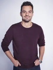 (7. Staffel) - Liebe, Freundschaft und die Schwierigkeiten des Erwachsenseins beschäftigen Nick (Jake Johnson) auch weiterhin ...