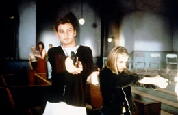 Immer tiefer tauchen Allegra (Jennifer Jason Leigh, re.) und Pikul (Jude Law, li.) in eine synthetische Welt ein. Doch dann bef&uuml;rchtet Ted, nie mehr in die Realit&auml;t zur&uuml;ckzufinden ...