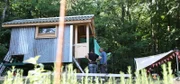 Im uralten Forest of Dean trifft der erfahrene Baumhausbauer Simon Parfett auf Jon und Michelle. Jon betreibt ein Waldrefugium und hatte die Idee, einen alten Pferdewagen in eine einzigartige Unterkunft für seine Gäste zu verwandeln.