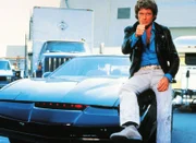 Michael Knight (David Hasselhoff) und sein unzerstörbares Wunderauto KITT sind wieder da! In der ersten Folge wird gezeigt, wie aus dem jungen Polizisten Michael Long der Fahrer des mit Computertechnik vollgestopften High-Tech-Fahrzeugs KITT wird.