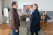 Paul Böhmer (Jürgen Tonkel, l.) und Vera Lanz (Katharina Böhm, r.) sehen sich in der Wohnung des Tatverdächtigen um.