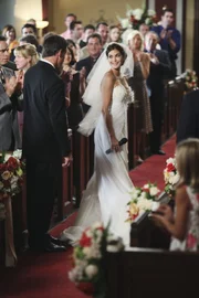 Nach alldem, was geschehen ist, entschuldigt sich Susan (Teri Hatcher, r.) während ihrer Hochzeit mit Mike (James Denton, l.) bei Katherine, die sich nach außen hin versöhnlich gibt, doch eigentlich ganz anderes im Sinn hat ...