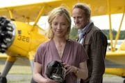 Lena (Sandra Borgmann, l.) ist schwer beeindruckt als Mads (Rasmus Botoft, r.) sie zu einem Rundflug über Dänemark einlädt.
