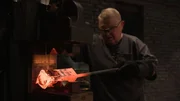 Der Wettbewerber verarbeitet das gl&uuml;hende Metall.