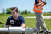 Brantford, Ontario, Kanada - Ermittler Echeverri (gespielt von Isaiah Kolundzic) untersucht einige Trümmer des Aires-Flugs 8250.
