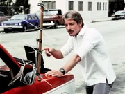 Durch Spezialger&auml;te werden die Telefongespr&auml;che der Entf&uuml;hrer in eine Telefonzelle umgeleitet. Cody (Perry King) &uuml;berwacht die Anlage.