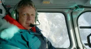 Colin Devey auf dem Weg zur Zugspitze. Auf dem Zugspitzplateau trifft er weitere Wissenschaftler, um sie in ihre Forschungsstation im Steilhang unter dem Zugspitzgipfel zu begleiten.
