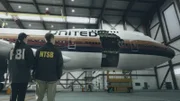 REENACTMENT - NTSB-Ermittler Ron Schleede (gespielt von Christopher Morris) und ein FBI-Bombenexperte treffen in Honolulu, Hawaii, ein, um die Ursache der Explosion an Bord von United Airlines Flug 811 zu ermitteln, die neun Passagiere das Leben kostete.