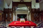 Der Stein des Schicksals (Stone of Scone) wird direkt nach seiner Rückkehr nach Schottland in der Großen Halle des Edinburgh Castle ausgestellt.