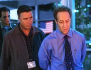 Gil Grissom (William Petersen, l.) ist sich fast sicher, dass Marty Gibson (Joey Slotnick) seinen Kollegen mit Schlangengift umgebracht hat.