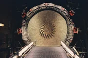 Während einer Mission wird das Team von den Goa'Uld attackiert. O'Neill, Carter und Daniel schaffen es gerade noch rechtzeitig, sich durch das Sternentor zu retten. Nur Teal'c geht irgendwo im Raum verloren ...
