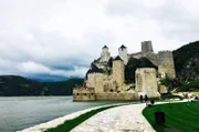 Die Festung Golubac aus dem 14.Jahrhundert stand immer wieder im Fokus von Ungarn, Serben und Osmanen. Denn strategisch gesehen ist sie ein optimaler Kontrollpunkt. Direkt am Nadelöhr „Eisernes Tor“, das alle Schiffe passieren müssen